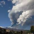 Etna, torna a farsi sentire con la nona eruzione una grande nube nera e forti boati